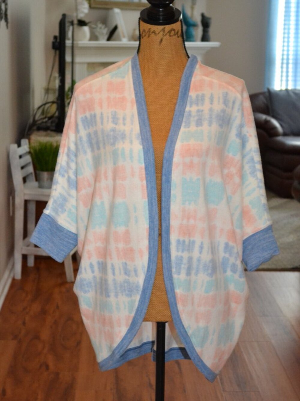 Lularoe Tracy Colorful NWOT Open front Cocoon half sleeve Cardigan sweater, sz M